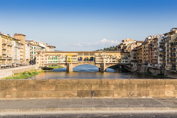 Fototapeta na wymiar Rzeka Arno i Ponte Vecchio we Florencji, Włochy