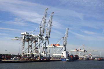 Fototapeta na wymiar Container-loading most w porcie w Rotterdamie