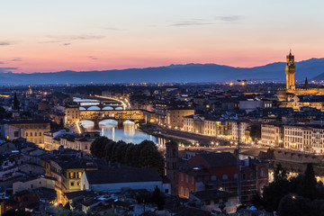 Naklejka premium Arno river and Ponte Vecchio in Florence at night