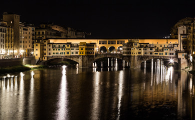 Obraz premium Arno river and Ponte Vecchio in Florence at night
