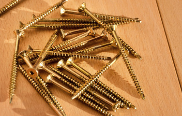 Schrauben auf Massivholzparkett - Screws on Parquet Floor