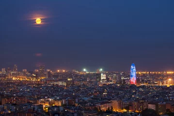 Papier Peint photo Barcelona Barcelone la nuit avec la pleine lune, Espagne