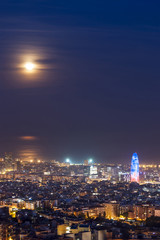 Fototapeta premium Barcelona w nocy z pełni księżyca, Hiszpania