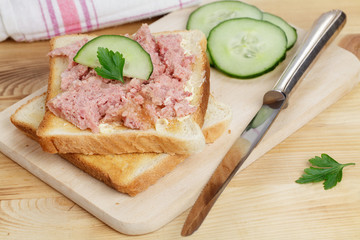 Toast mit Leberwurst und Gurke