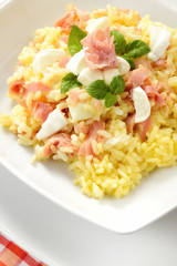 Risotto con prosciutto, mozzarella e uovo crudo