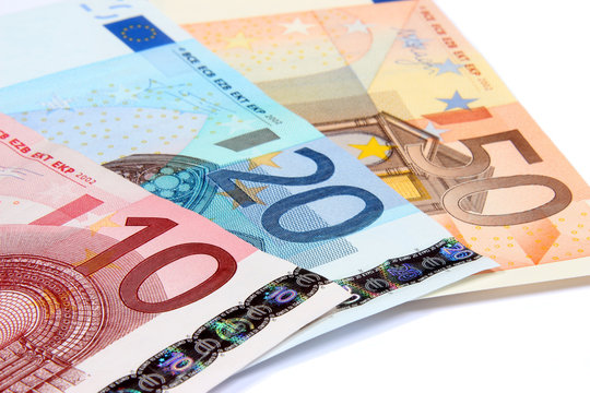 Billets euro étalés détourés sur fond blanc