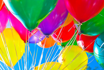 Viele Luftballons vor blauem Himmel