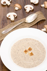 Pilzsuppe mit Champignons