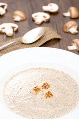 Pilzsuppe mit Champignons und Croutons