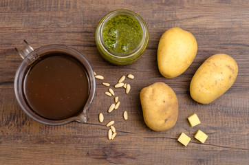 Gemüsebrühe, Pesto, Pinienkerne und Kartoffeln