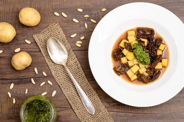 Suppe mit Gemüsebrühe, Kartoffeln und getrockneten Tomaten