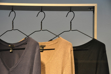 3 Pullover auf Bügeln