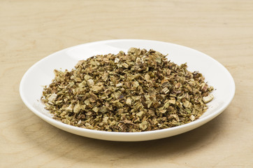 Getrockneter Sauerampfer in weißer Schale