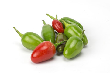 Rote und grüne chilis vor weißem Hitnergrund