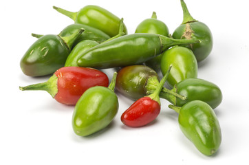 Rote und grüne chilis vor weißem Hitnergrund