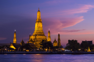Naklejka premium Świątynia Wat Arun w Bangkoku w Tajlandii