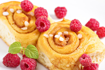 Cinnamon rolls with fresh raspberries