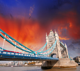 Fototapeta na wymiar JM Tower Bridge w Londynie. Potężny architektura ov