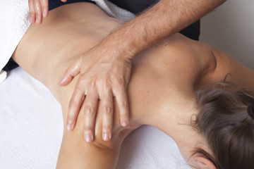 Masseur bereitet Massage vor