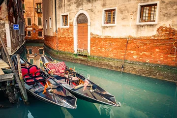 Wandaufkleber Gondeln auf dem Kanal in Venedig © sborisov