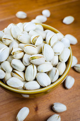 Fototapeta na wymiar pistachio nuts in a bowl