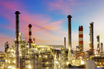 Obraz na płótnie Canvas Fabryka o zachodzie słońca - rafinerii ropy naftowej
