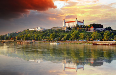 Fototapeta na wymiar Bratysława Zamek o zachodzie słońca, na Słowacji