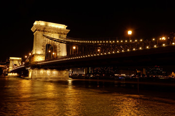 Night image of the hungarian chain Bridge