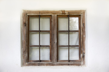Fototapeta na wymiar Altes Holzfenster auf weißer Wand
