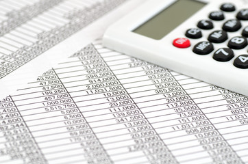 会計書類と電卓