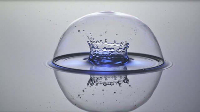 Wassertropfen f&auml;llt in Seifenblase