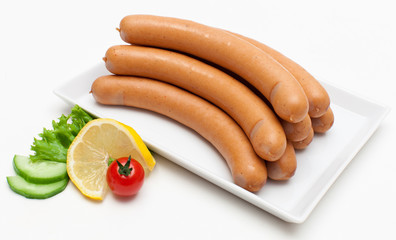 Wiener Würstchen auf weißer Platte