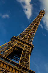 Torre Eiffel dal basso