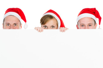 3 weihnachtliche leute mit hinweisschild