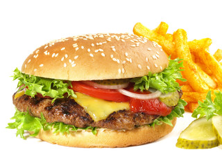 Cheeseburger mit Pommes Frites