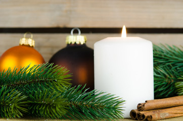 weihnachtlich dekorierte kerze