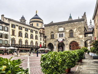 Fototapeta na wymiar Widok Palazzo del Podesta w starego miasta, Bergamo, Włochy