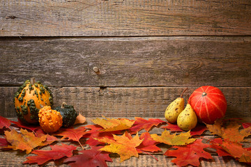 Fototapeta Jesienna abstrakcja. Liscie i dynie na drewnianym tle. obraz