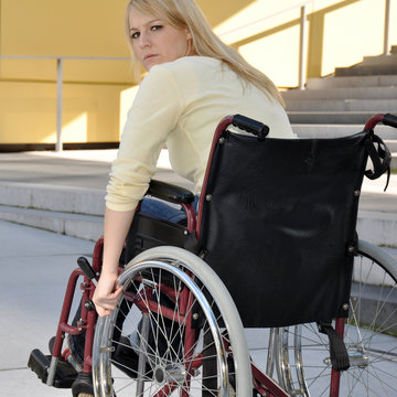 Frau in Rollstuhl nimmt Steigung