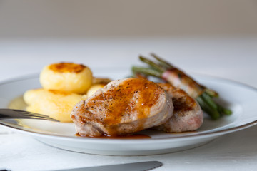 Schweinemedaillons mit Kartoffeln und Bohnen