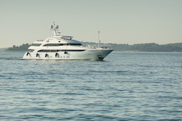 Fototapeta na wymiar white yacht