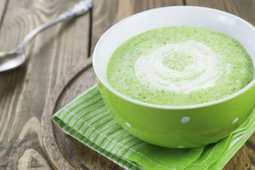 Broccoli soup with cream