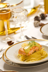 Lachsfilet auf Spaghetti
