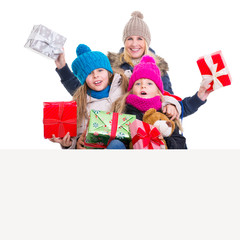 familie mit geschenken