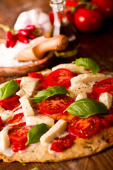 Pizza mit Mozzarella und Tomaten