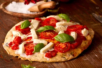 Fototapete Pizzeria Pizza mit Mozzarella und Tomaten