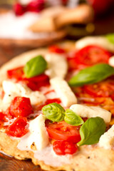 Pizza mit Mozzarella und Tomaten