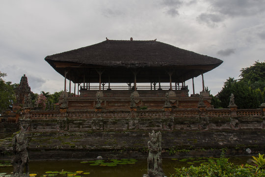 Temple in Klungkung and historic Court