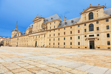 Fototapeta na wymiar Królewski klasztor San Lorenzo de El Escorial niedaleko Madrytu, Hiszpania