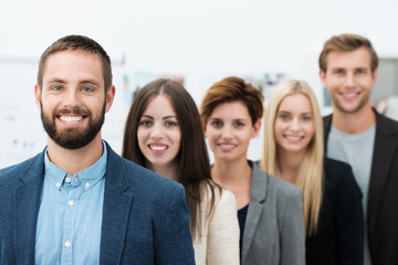 erfolgreiche junge leute im büro